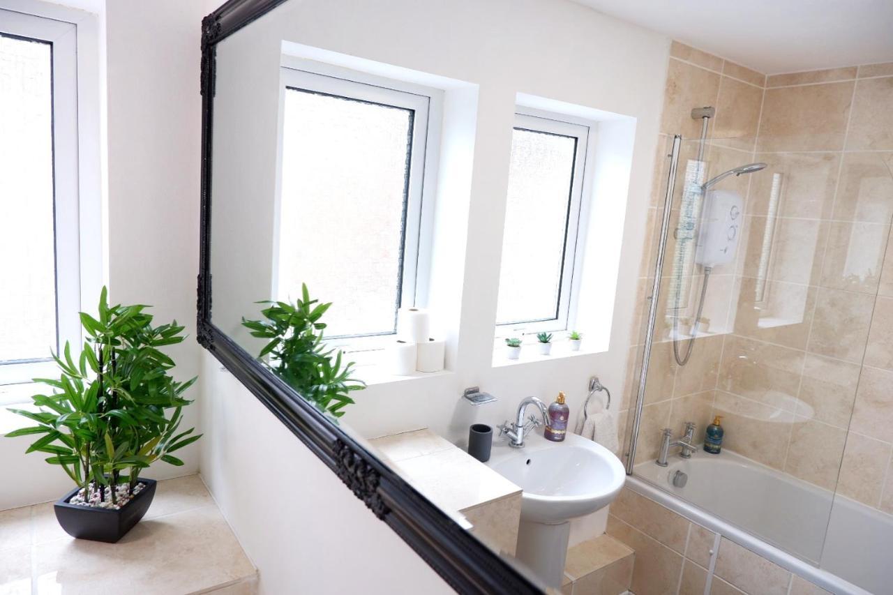Comfortable And Cozy 4-Bedroom House Near The Hospital CBG Eksteriør bilde